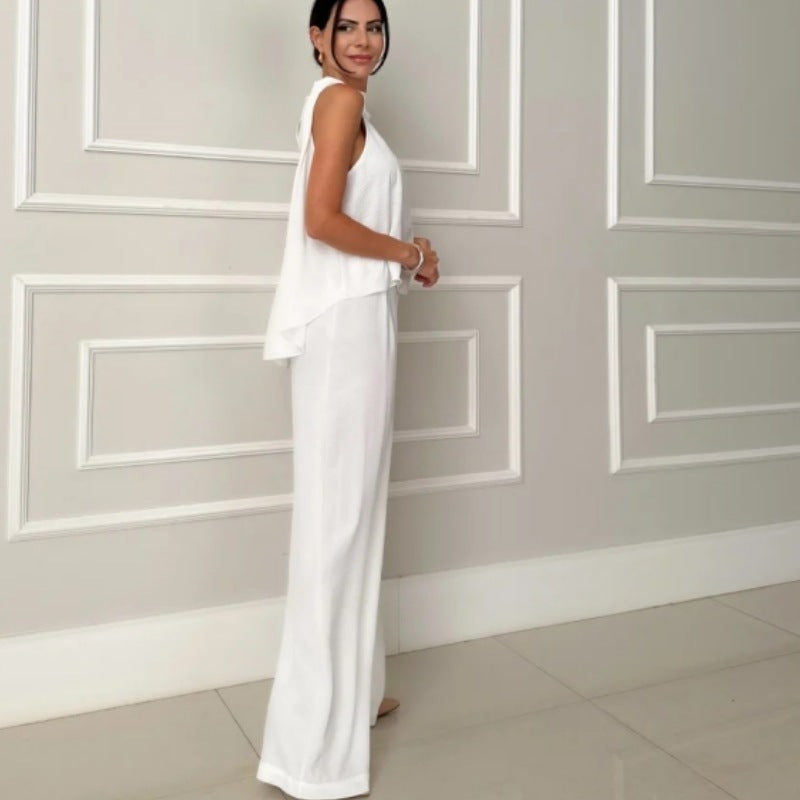 Femme portant un ensemble deux pièces fluide couleur crème – top sans manches et pantalon large, look chic et moderne