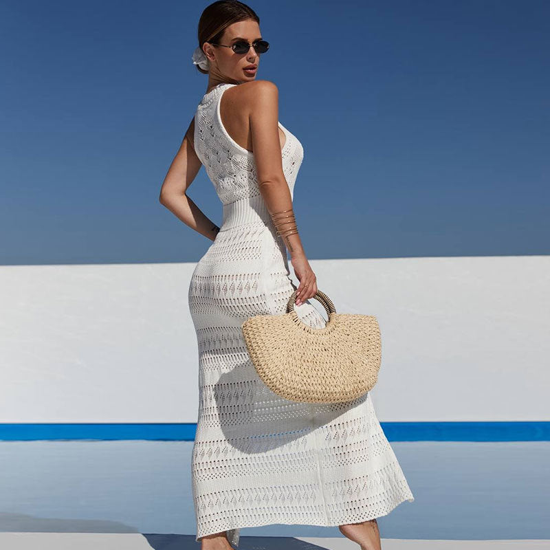 Femme portant une robe en maille blanche longue avec col haut et fente – look d’été chic disponible chez luxorel