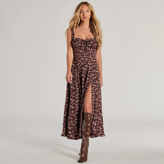 Robe longue fendue à fleurs dos nu portée à l’extérieur – disponible chez Luxorel