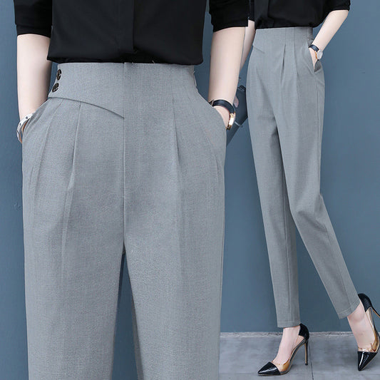 Femme portant un pantalon droit habillé gris clair, taille mi-haute, avec poches et pli marqué – pantalon de costume élégant pour le bureau, disponible chez Luxorel

