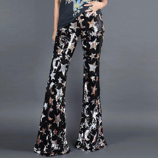 Femme portant un pantalon évasé noir à paillettes avec motif étoiles scintillantes – coupe flare et look festif disponible chez Luxorel

