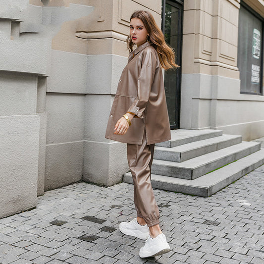 Femme portant un ensemble en simili cuir marron avec veste oversize et pantalon droit – look urbain chic