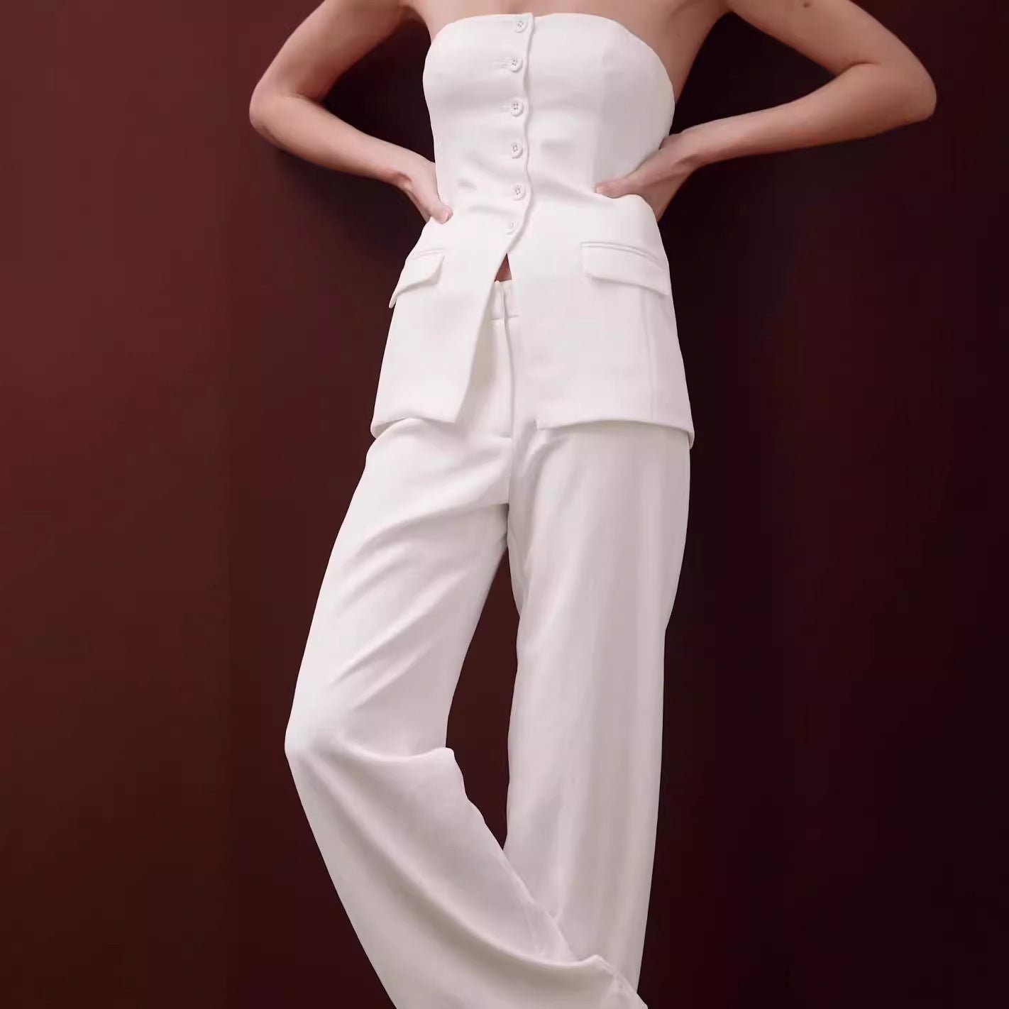  Femme portant un ensemble bustier sans manches avec pantalon droit – tenue chic beige
